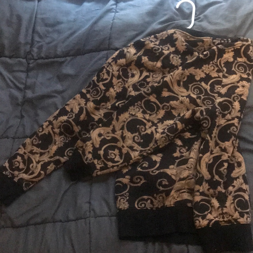 Crew neck with snake and flower design
